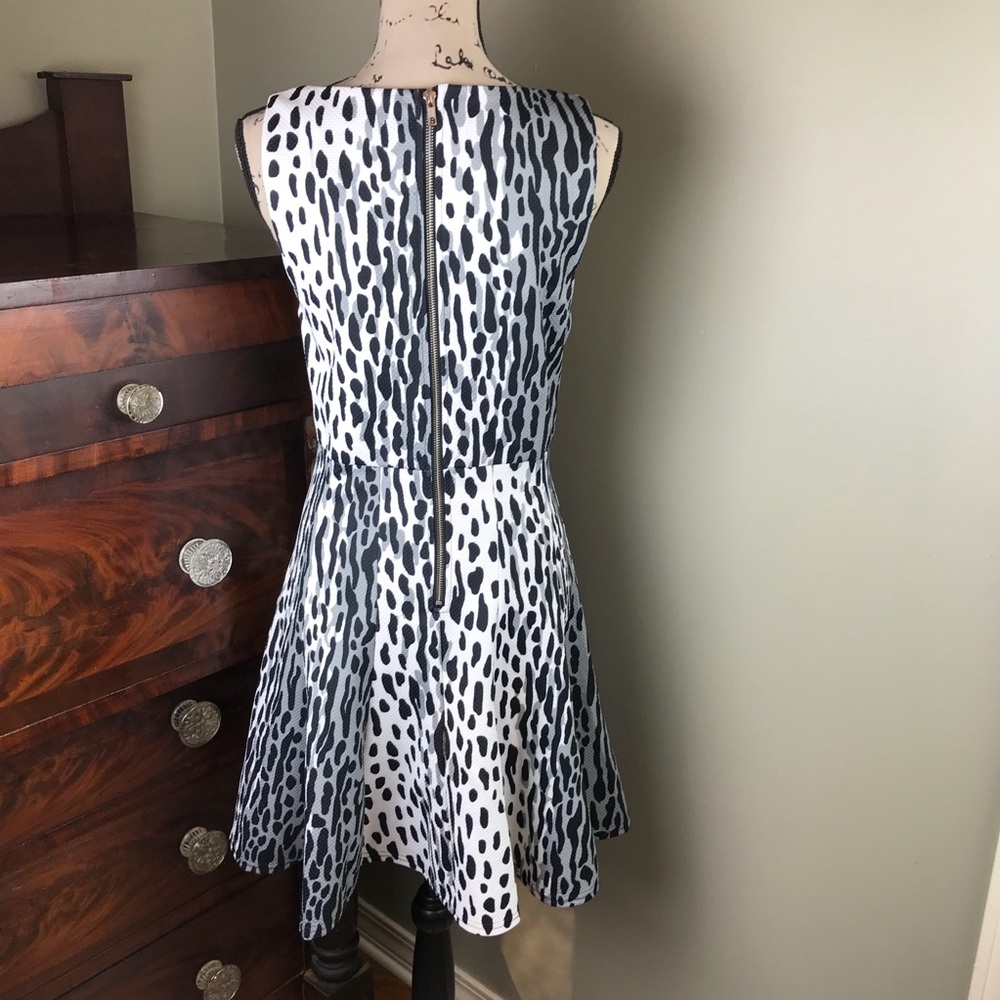 NWT MinkPink Leo Flare Dress Size L - Picture 3 of 7
